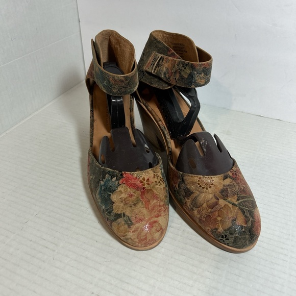 Kenneth Cole Floral Ankle Strap Heels - Brown and Green - Picture 1 of 6